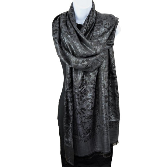 Ellen Tracy Accessories - NWT Gorgeous Ellen Tracy Metallic Scarf Wrap